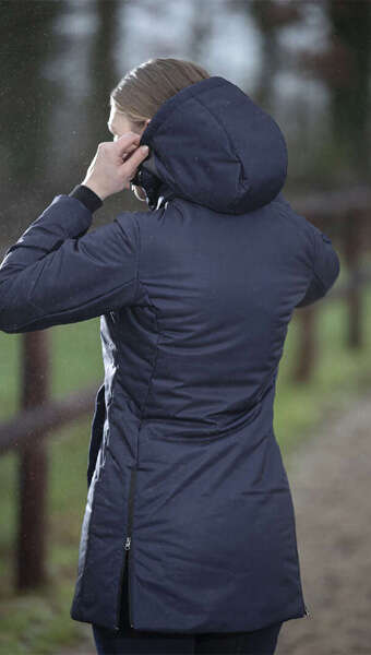 frau traegt hkm heizmantel elegant style